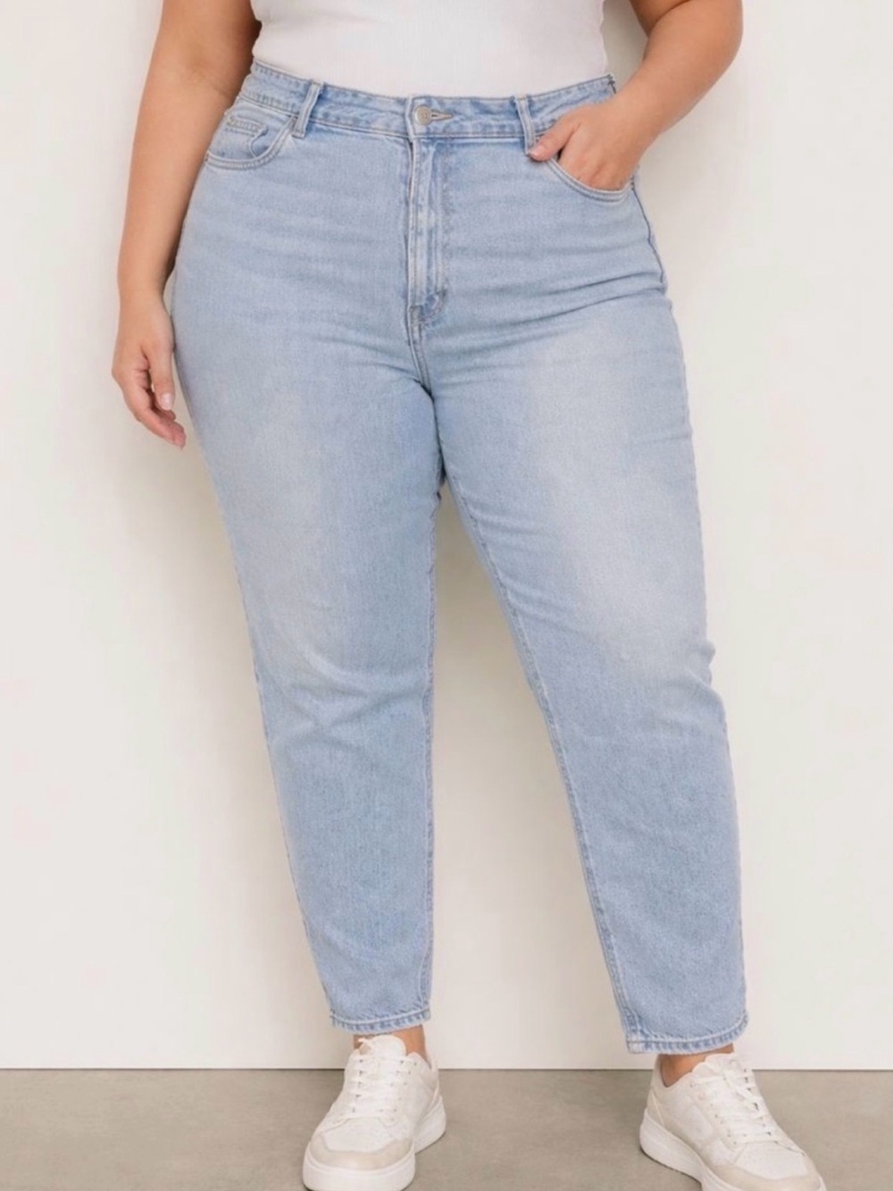 American Eagle Women's Strigid Mom Jean In Light Wash Blue Size 18